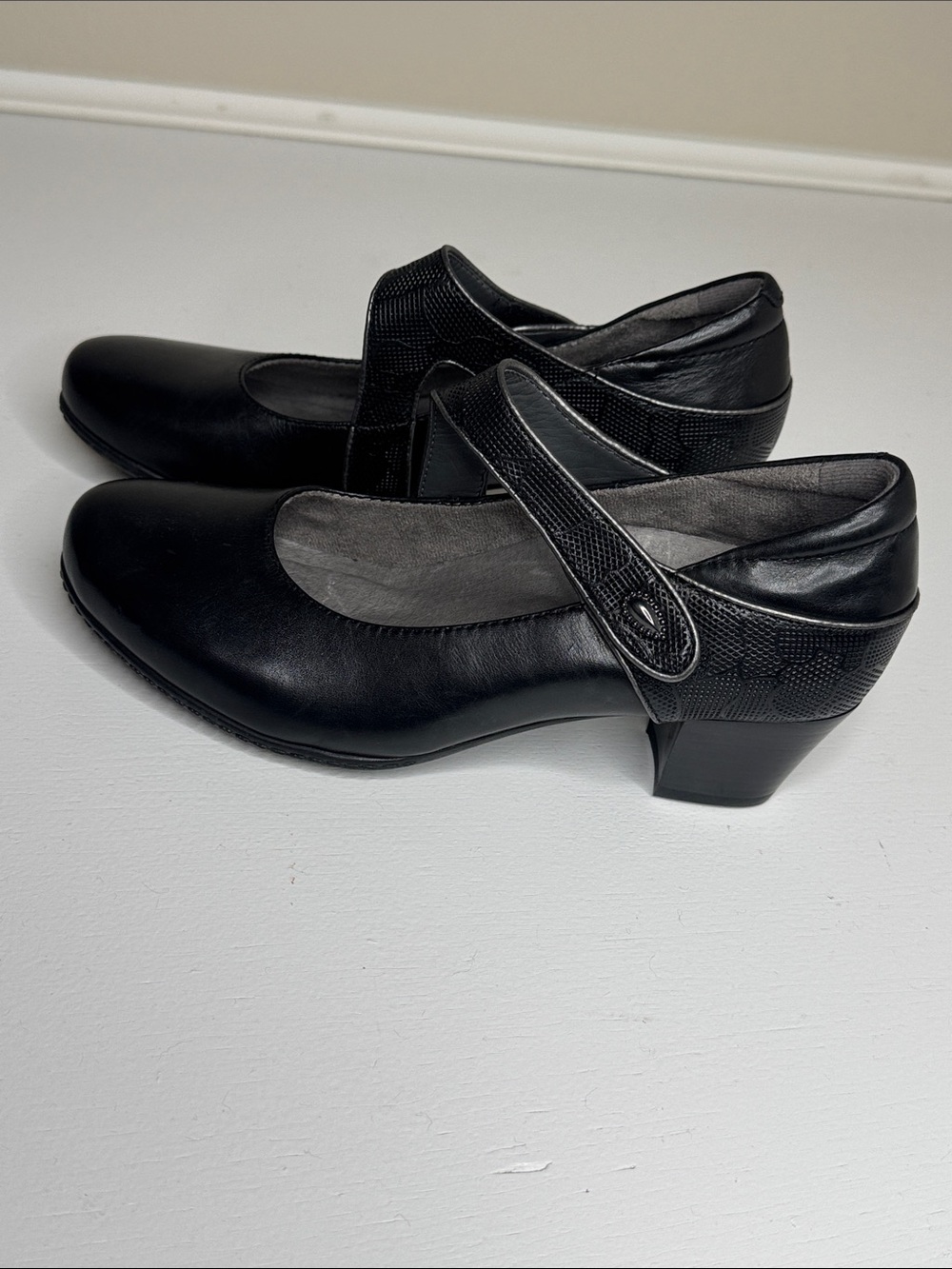 Earth Black Leather Mary Jane Flats with Textured Strap 7.5 M